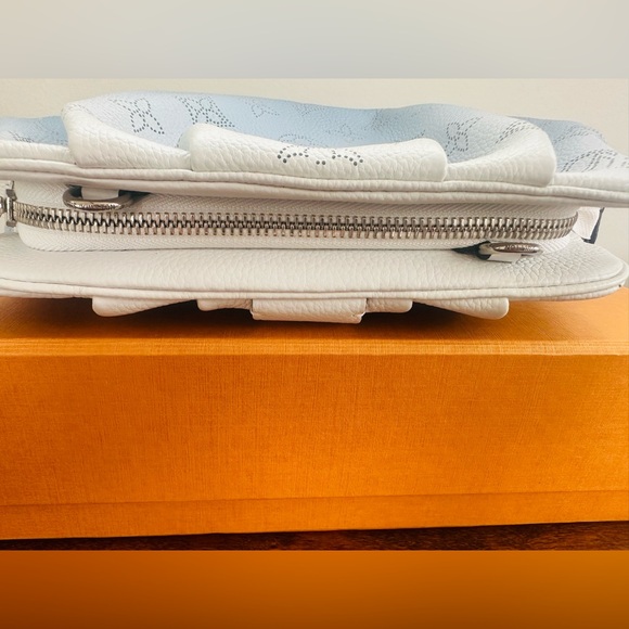 Louis Vuitton, Scala Pouch Bag Gradient Mahina Leather Mini - Picture 5 of 12